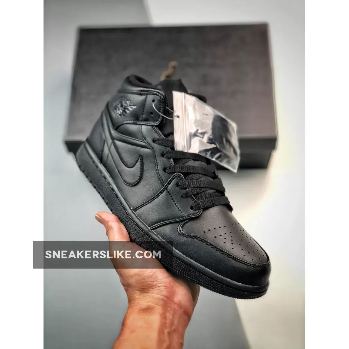 Air Jordan 1 Mid Triple Black 554724-093