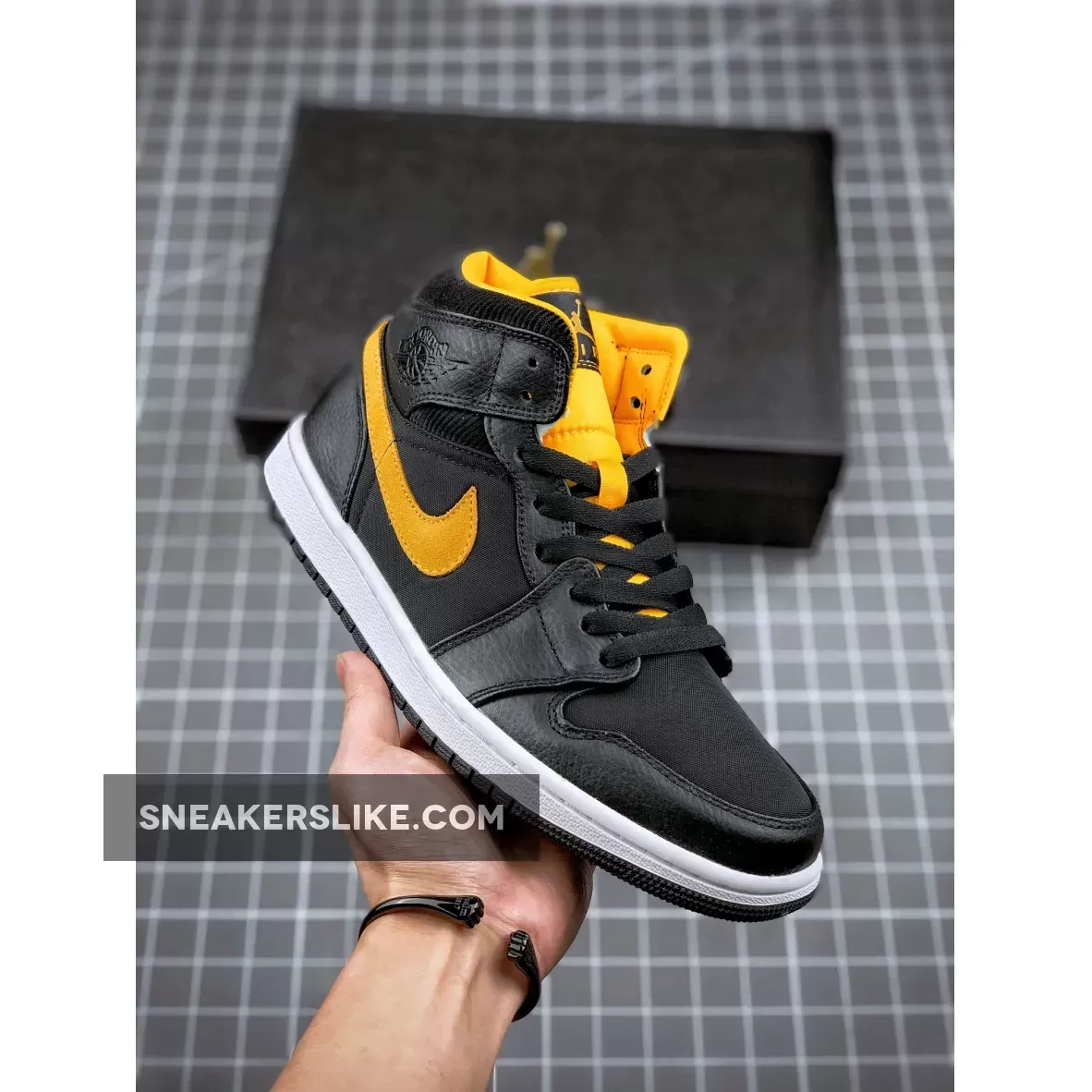 Jordan 1 Mid SE Black Gold CI9352-001 air jordan 1 mid 'black university gold