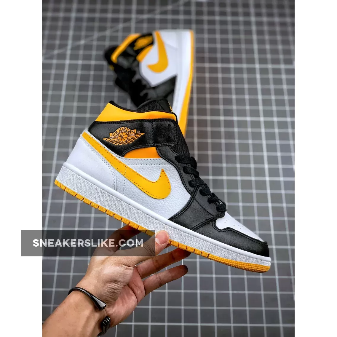 Jordan Wmns Air Jordan 1 Mid Se Orange White/Laser Orange/Black AJ1 / air jordan 1 mid white laser orange black