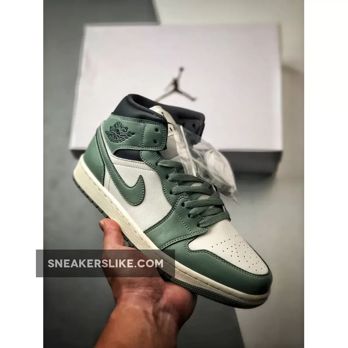 Air Jordan 1 Mid Jade Smoke